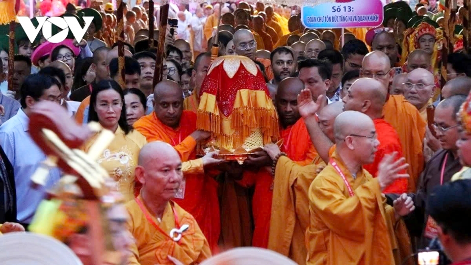 Over 16 million pay homage to Buddha’s Sarira in Vietnam in one month
